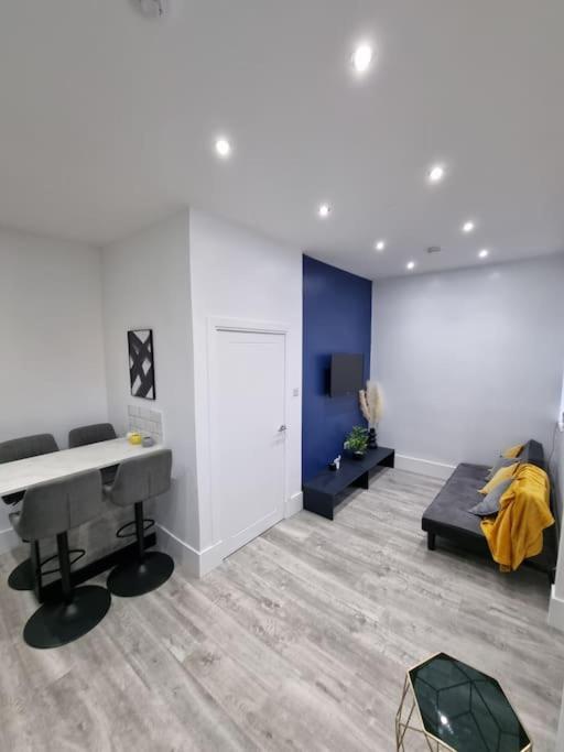 Doll Apartment Montrose Bagian luar foto